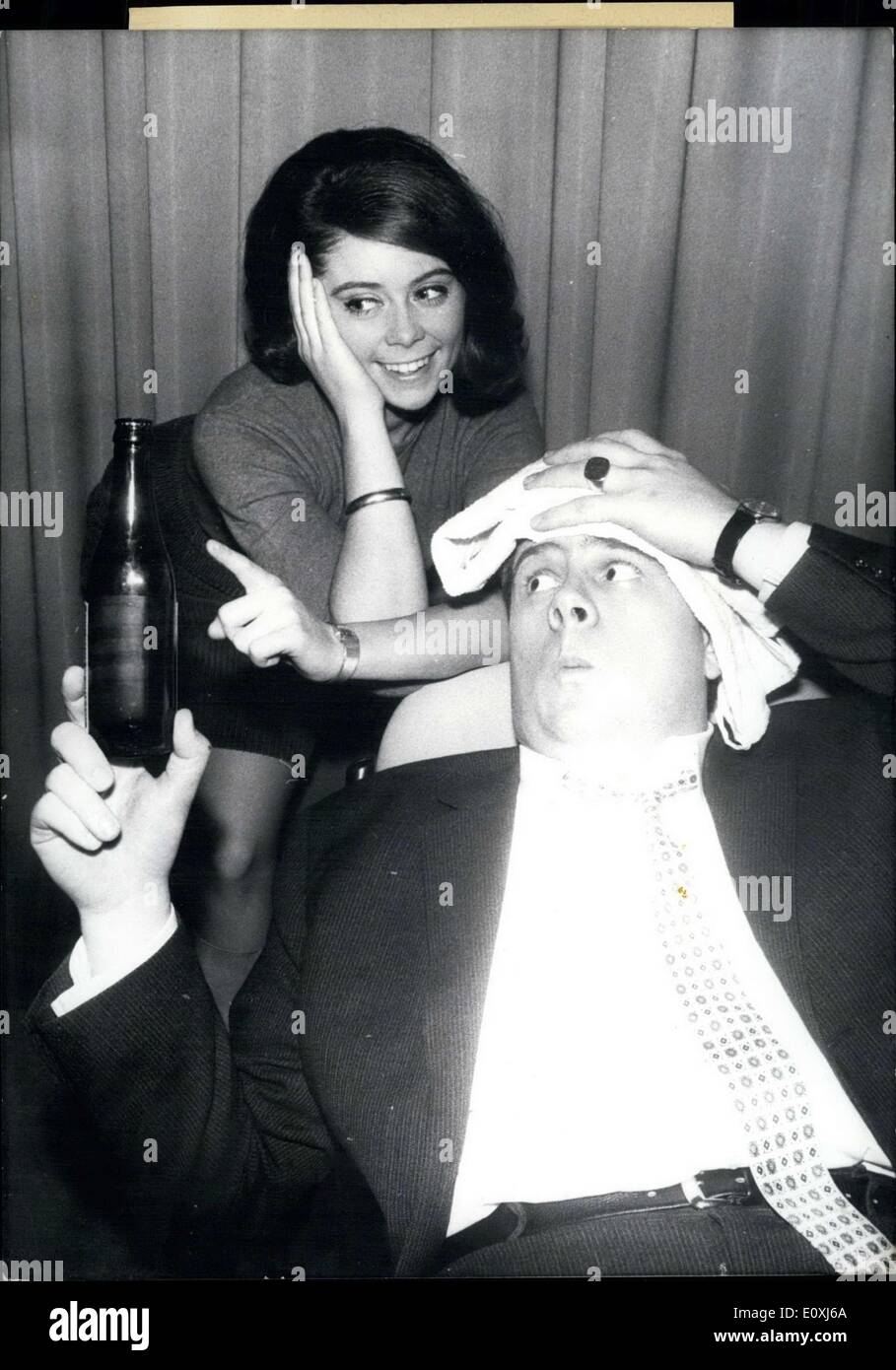 4. Februar 1967 - '' Limonade wäre besser gewesen...'', sagte der Schlagersängerin Wencke Myrhe, ihr Kollege Bill Ramsey, gemeint ist Stockfoto