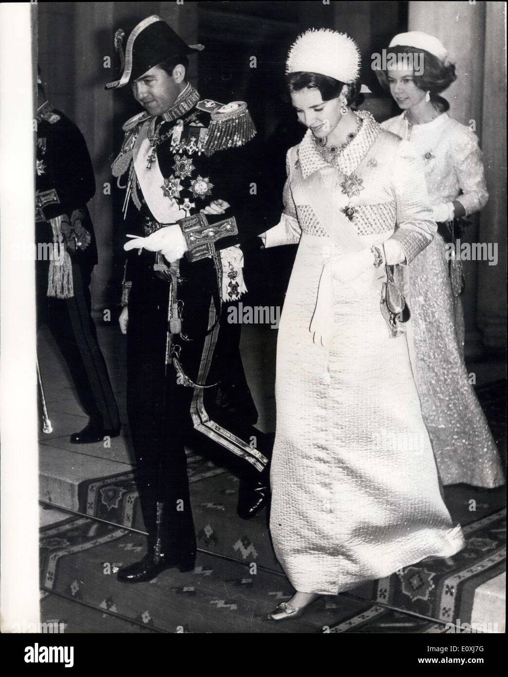 4. Januar 1967 - griechische Königspaar Neujahr zur Verfügung. Am January1st besuchte das griechische Königspaar König Constantine und Königin Anne-Marie, begleitet von Prinzessin Irene, die traditionellen Dienstleistungen in der Kathedrale von Athen. Das königliche Paar kam in der Kathedrale nach der Fahrt durch die Hauptstraßen von Athen, wo Tausende von Menschen versammelt, um ihnen ein glückliches neues Jahr zu wünschen. Nach dem Te Deum kehrte das Paar in den Palast. Foto zeigt König Constantine und Königin Anne-Marie, verlassen der Kathedrale nach dem Gottesdienst, gefolgt von Prinzessin Irene. Stockfoto