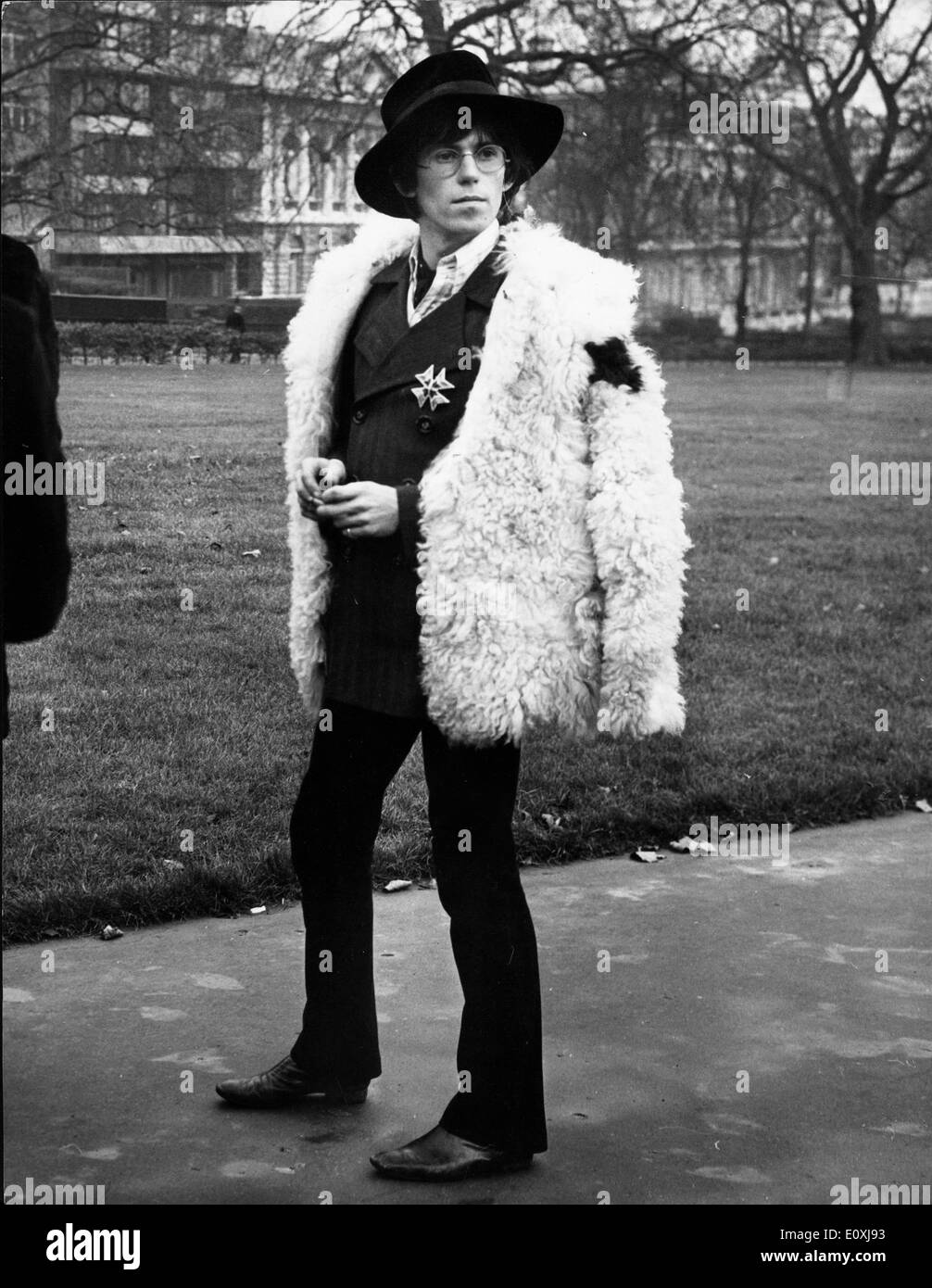 Die Rolling Stones-Gitarrist Keith Richards stehen im Park Stockfoto