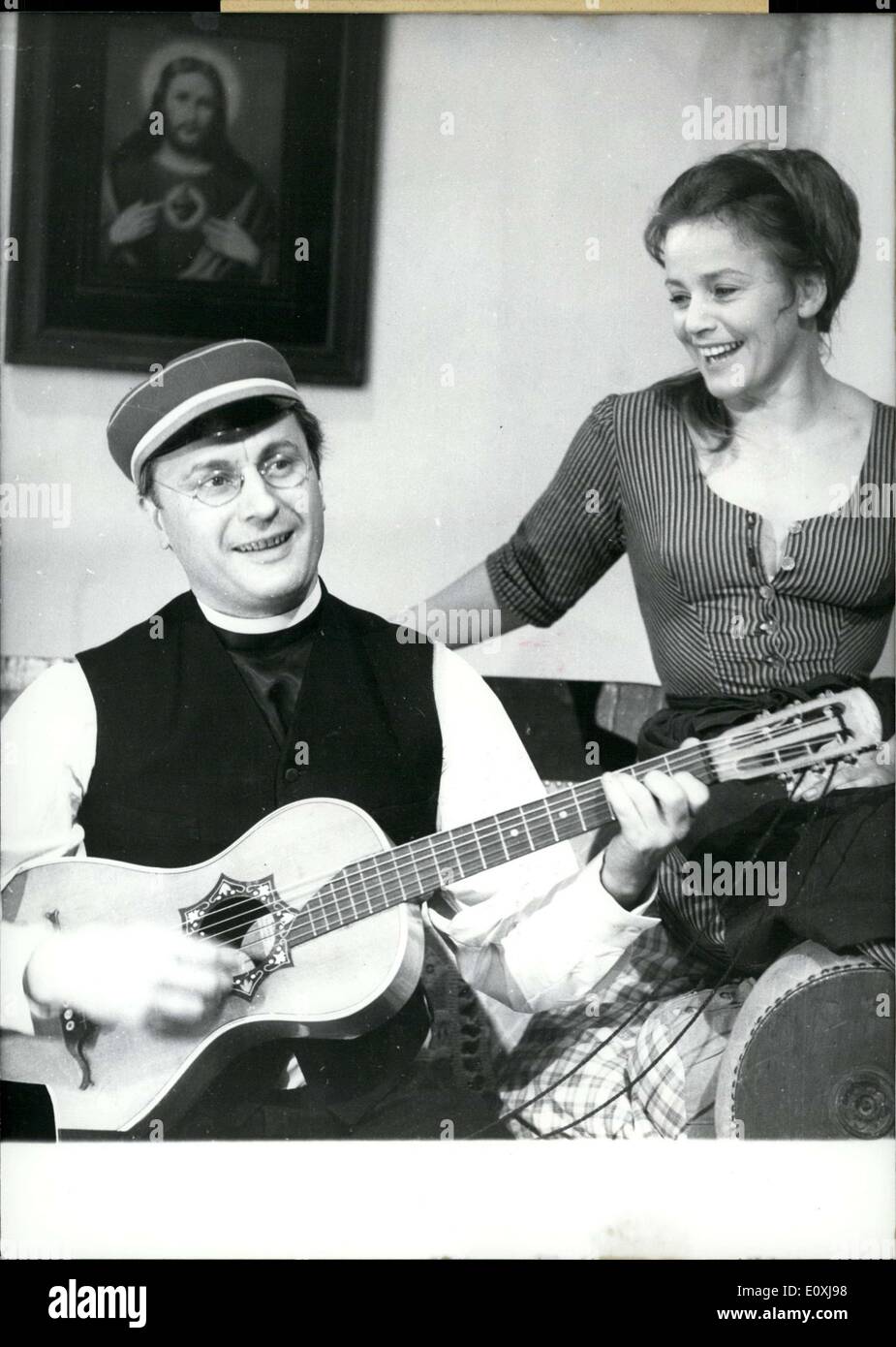 12. Januar 1967 - Maria Schell, Veit Relin, Hugo Lindinger und Anneliese Tausz Ar-Gäste in das große Haus der kleinen Komödie in München für die '' Pfarrhaus Komödie '' von Heinrich Lautensack am 13. Januar 1967.Veit Relin erstellt das Set-Design und Produktion führte. Das Paar ist seit Monaten Schell/Relin(here in a scene of the 'rectory comedy') auf Tour in ganz Deutschland mit diesem Stück. Stockfoto