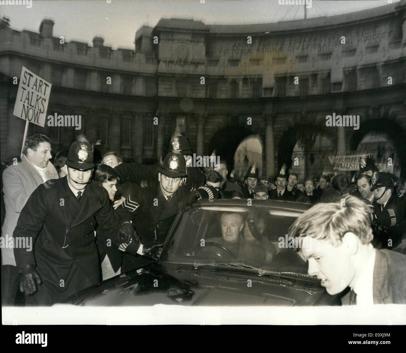 16. Januar 1967 - 16.01.67 Duncan Sandys hält eine Frieden in Rhodesien-Rallye. Mr Duncan Sandys, Tory M.P. gestern eine Frieden mit Rhodesien-Kundgebung auf dem Trafalgar Square. Nach der Rallye wurde er durch eine spöttische Menschenmenge umringt, als er versuchte, sein Auto zu erreichen. Einige junge Demonstranten sprang auf das Auto und andere versuchten, es zu stürzen. Es war zwanzig Minuten vor Mr Sandys und andere konservative Wartungstafel, an der Kundgebung gesprochen hatte, klar von der Masse bekommen konnten. Junge konservative, jungen Liberalen und extremistischen Gruppen von rechts und Links waren Handgreiflichkeiten während der Rallye beteiligt und danach Stockfoto