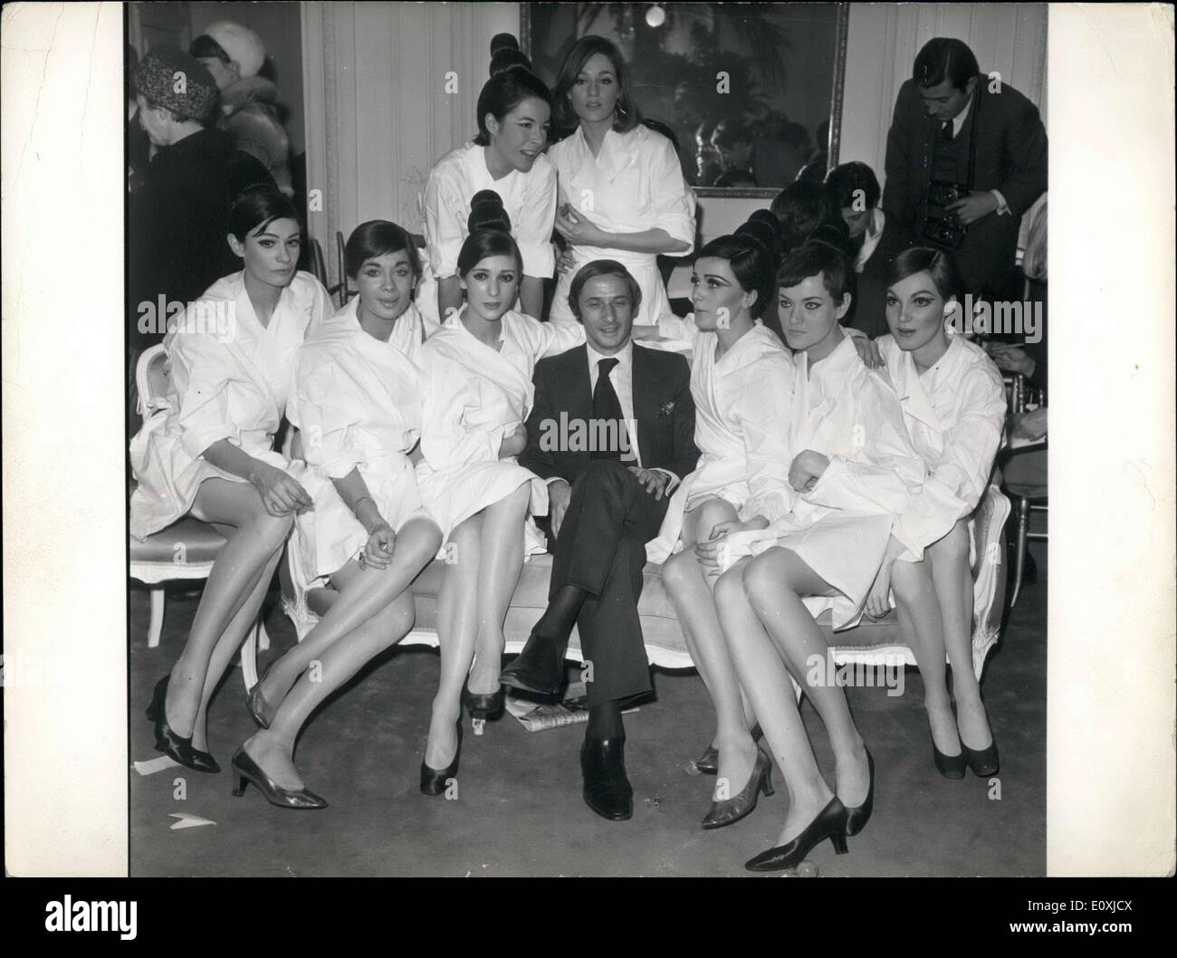 26. Januar 1967 - Christian Dior Modelle Pose mit Designer Marc Bohan Stockfoto