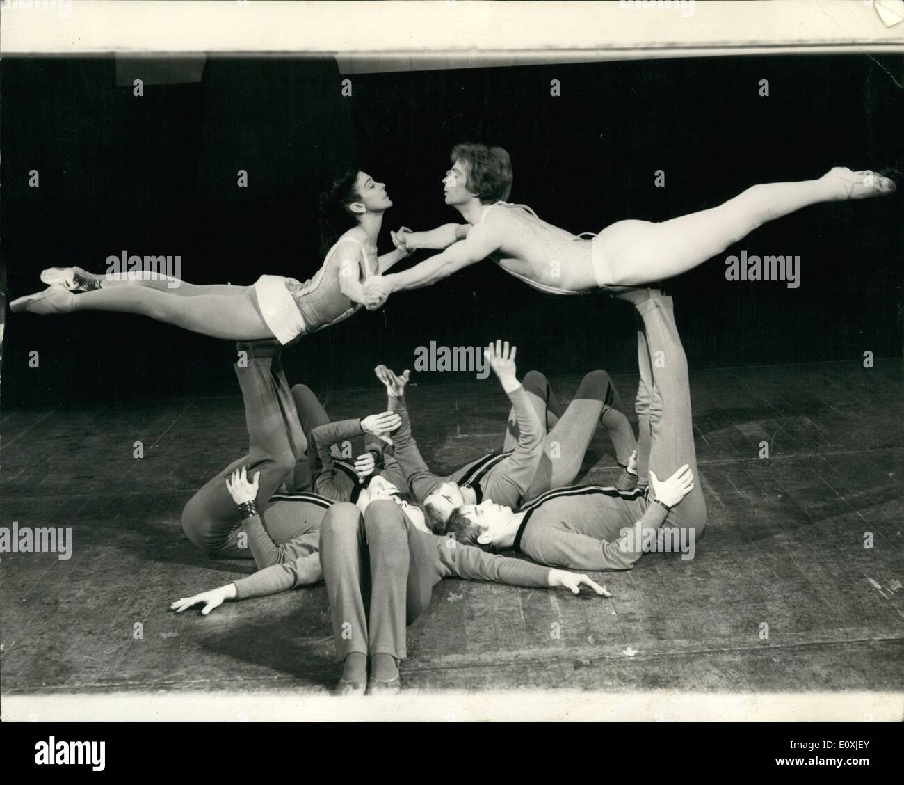 2. Februar 1967 - Generalprobe für Paradise Lost: The World Premiere von Roland Petit Ballett, Paradise Lost, mit Margot Fonteyn und Rudolf Nureyev, erhalten Sie am Donnerstag (23. Februar) im Rahmen einer Gala von Prinzessin Margaret besucht werden und Lord Snowdon, am Royal Opera House, Covent Garden A Generalprobe fand heute statt. Foto zeigt Margot Fonteyn und Rudolf Nurnyev, während die heutige Probe abgebildet. Stockfoto