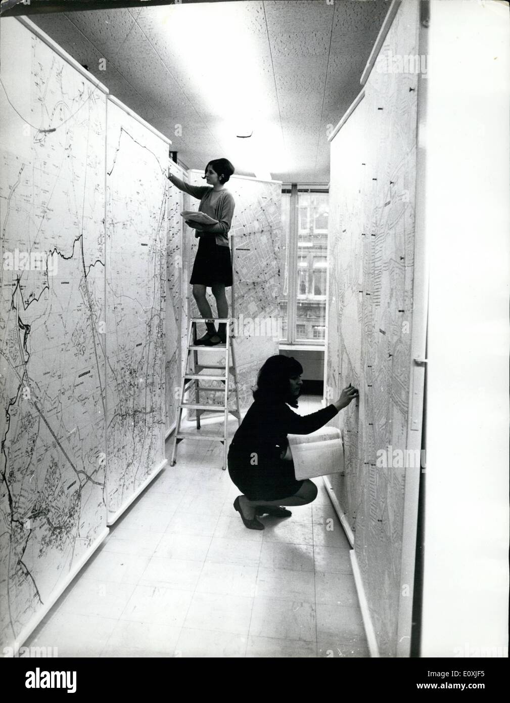 2. Februar 1967 - neuer Hauptsitz für new Scotland Yard am Broadway, S.W.I; Foto zeigt die neue Karte Zimmer größer und besser als die früheren. Die meisten Karten sind auf Vorrichtungen messen 16 ft x 8 ft mit aufklappbaren 8 ft x 4 Fuß Platten befestigt in Abständen entlang jeder Seite montiert. Stockfoto