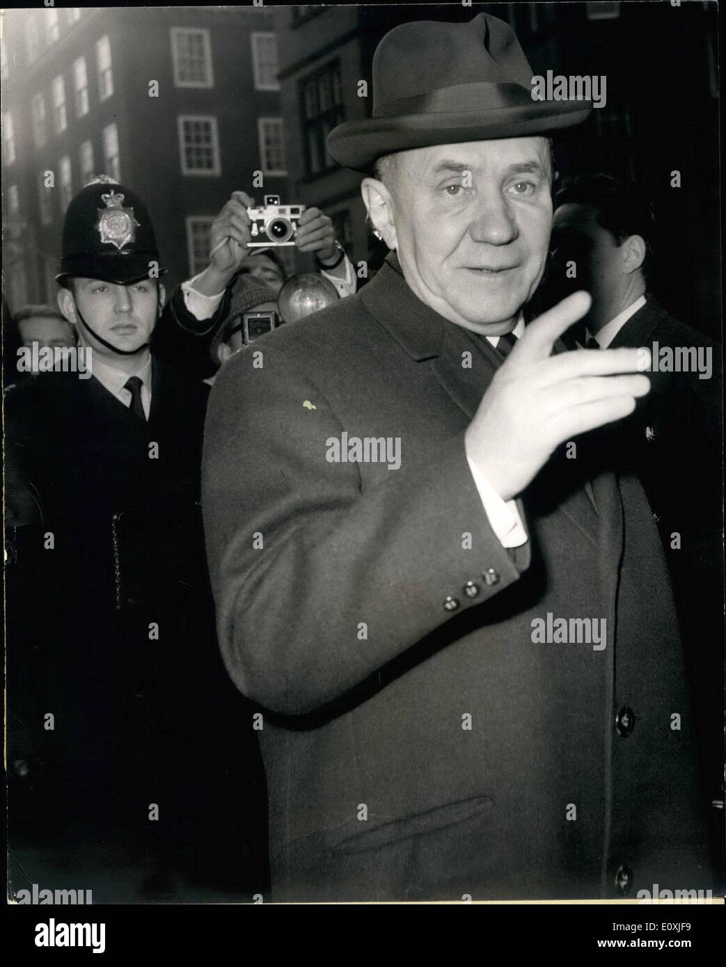 2. Februar 1967 - Mr KOSSYGIN kehrt nach Hause zurück. KEYSTONE FOTOSHOWS: Der sowjetische Ministerpräsident, Mr KOSYGIN, Claridges Hotel verlassen Stockfoto