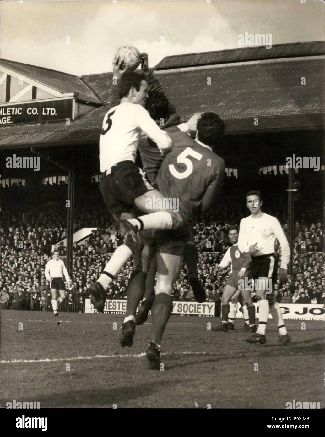 25. Februar 1967 - Fulham gegen Liverpool im Craven Cottage. Foto zeigt die Zahl zwei Fünfen Zusammenstoß-Tommy Lawrence, die Livepool Stockfoto