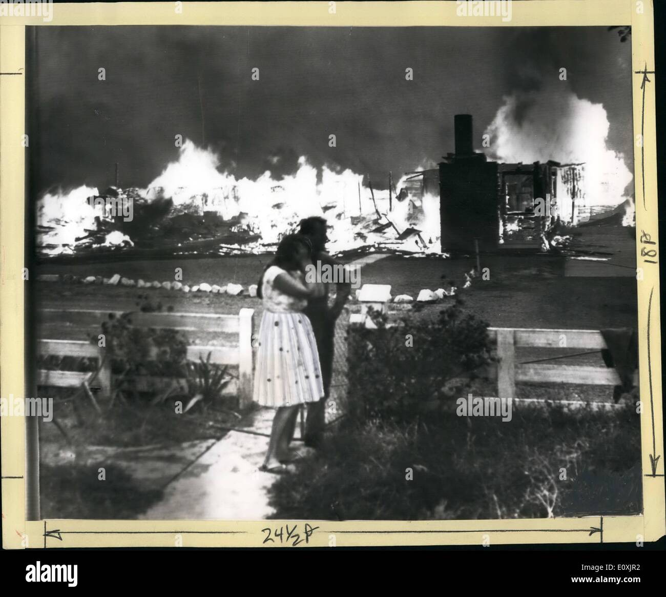 2. Februar 1967 - Sydney Morning Herald: Ein Mann Komfort schluchzend Frau, wie sie ihr Haus in Flammen in einem Vorort von Hobart bis zu sehen Stockfoto