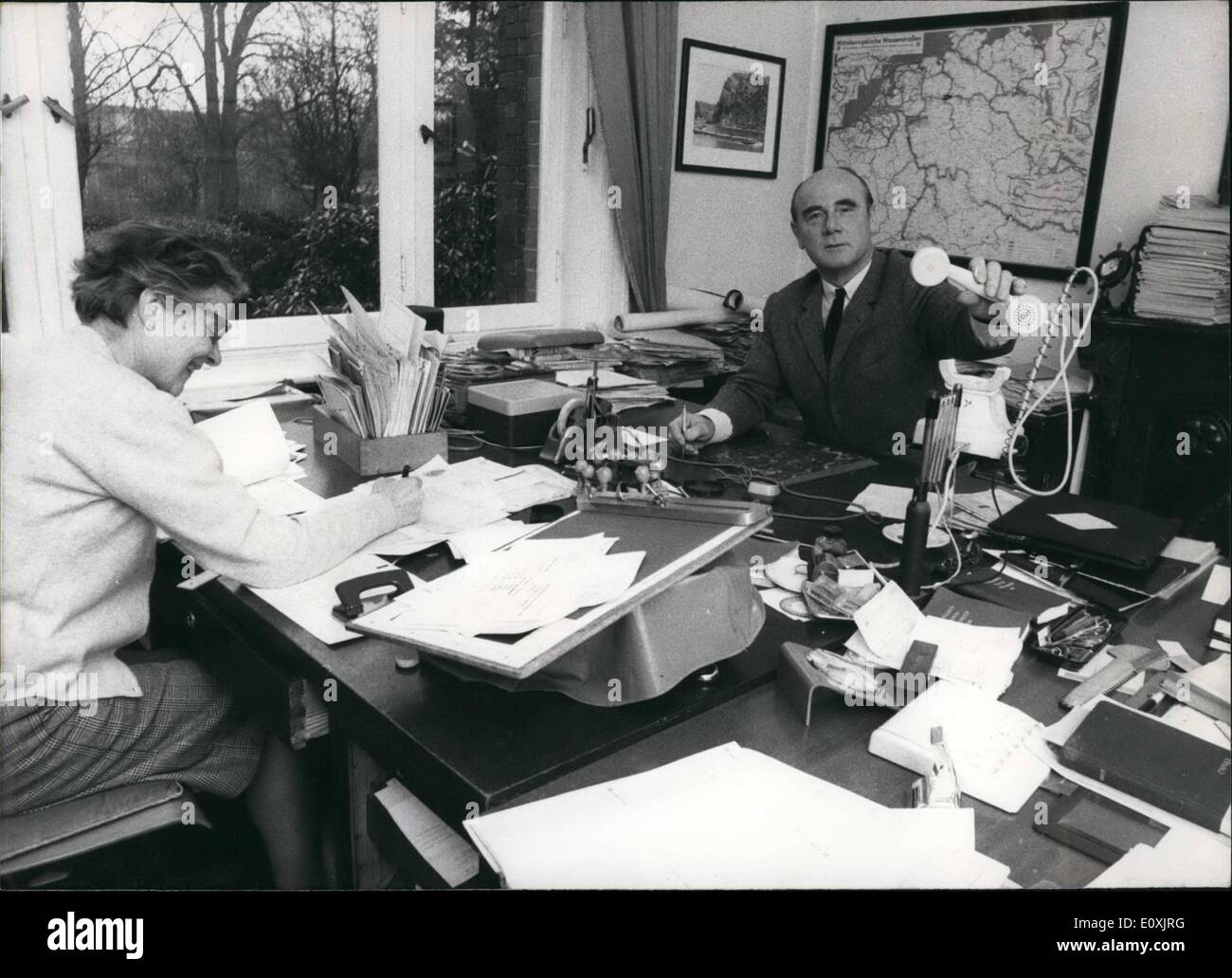 2. Februar 1967 - Gunter Schweimer, 54 Jahre alt, ist seit 1. Januar 1965 Vorsitzender der NPD (nationale Partei Deutschlands). Bereits seit 1925 Schweimer der Hitler-Jugend. 1931 wurde er Mitglied der NSDAP: 1932 trat er in die SS bereits 1933 er zu den '' Body Guard"von Adolf Hitler gehörte. 1938 Schweimer wurde Adjutant des '' Reichs Foreign Minister'' Joachim Von Ribbentrop. Ein Jahr später war er SS-'' Hauptsturm''-Führer. 1941-Schweimer wurde Legationsrat im Ribbentrop Dienst. 1942 ging er an die Front als SS-Offizier Stockfoto