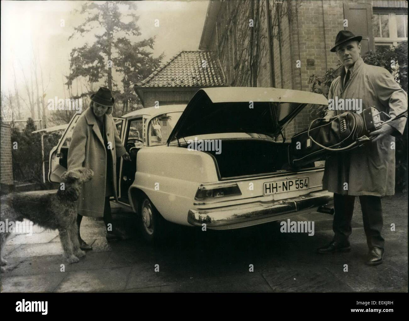 2. Februar 1967 - Gunter Schweimer, 54 Jahre alt, ist seit 1. Januar 1965 Vorsitzender der NPD (nationale Partei Deutschlands). Bereits Mitglied 1925 Schweimer der Hitlerjugend, 1931 wurde er Mitglied der NSDAP; 1932 trat er in die SS bereits 1933 er zu den '' Body Guard"von Adolf Hitler gehörte. 1938 Schweimer wurde Adjutant des '' Reichs Foreign Minister'' Joachim Von Ribbentrop. Ein Jahr später war er SS-'' Haupsturm''-Führer. 1941-Schweimer wurde Legationsrat im Ribbentrop Dienst. 1942 ging er an die Front als SS-Offizier Stockfoto