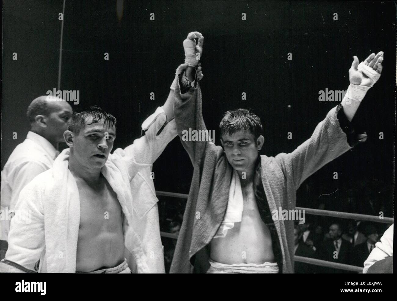2. Februar 1967 - Gonzales fesselt mit Art Hernandez: Französisch Boxer Jo Gonzales (Olympia-Medaille) gefesselt mit dem amerikanischen Hernandez, nachdem ein Kampf es in Paris letzte Nacht statt. Das Foto zeigt Gonzales (rechts) nach dem Kampf mit Kunst Hernandez abgebildet. Stockfoto
