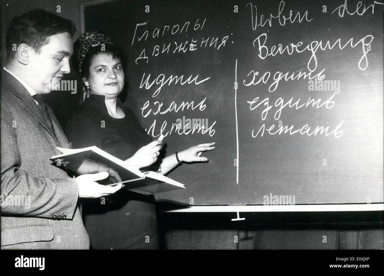 2. März 1967 - ist Dergatschowa der erste Russisch-Lektor in Deutschland. Hier ist sie mit ihrem Kollegen Friedhelm Denninghaus, gezeigt, der an ein Lehrbuch für russische arbeitet (er ist ein englischer Lehrbeauftragter an der Ruhr-Universität Bochum. Stockfoto