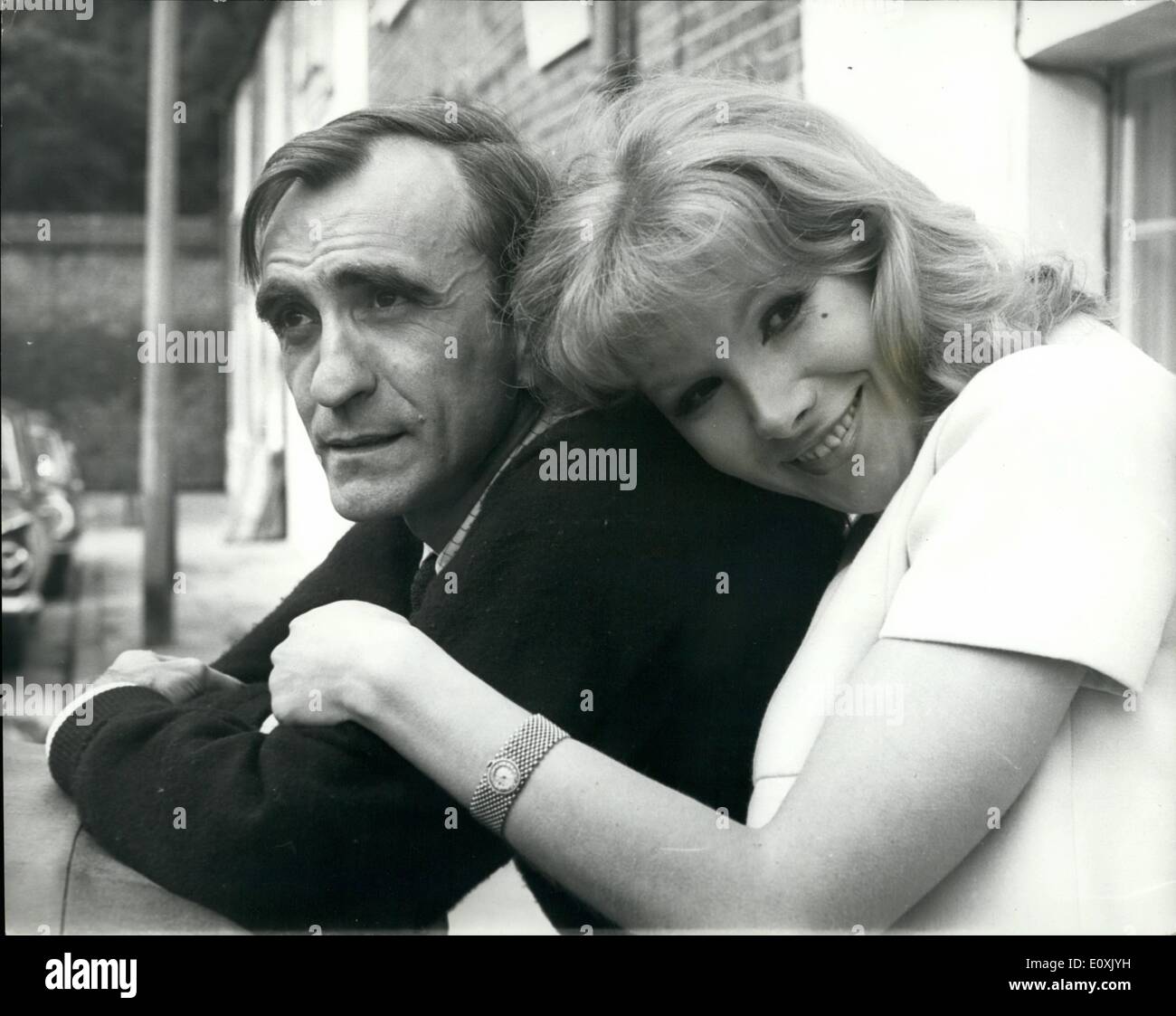 3. März 1967 - SUSAN HAMPSHIRE, Mi. Schauspielerin Susan Hampshire gestern angekündigt, dass sie 38 Jahre alten französischen Regisseur Pierre Granier-Deferre heiraten soll. Sie trafen sich in Frankreich im vergangenen Jahr Arbeit an dem Film '' Paris im August''. Anstatt einen Verlobungsring kaufte Pierre ihr eine teure Kleid eines jener £ mehr als 100 Dior Culotte Modelle aus den neuen Kollektionen. Die Hochzeit wird am 15. April sein. Miss Hampshire, wer in BBC Fernsehen '' Forsyte Saga'' Serie erscheint, hat ihre zwei kleinen Fulham Ferienhäuser umgewandelt in ein Haus von zwei Stockfoto