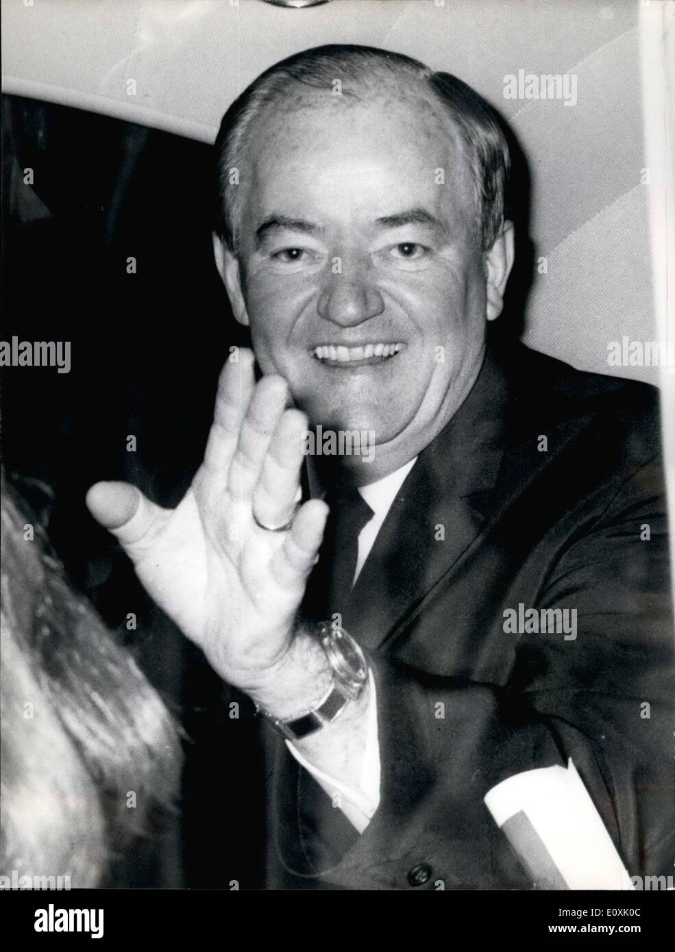 3. März 1967 - wurde uns Vice President Hubert HUMPHREY von gelber Farbe getroffen, als er im Opernhaus diese Höhe ankam. Zwei Jugendliche, sprang von der Krone und schleuderte die Farbe an den Vizepräsidenten. Der Vorfall war, als er zu eine Aufführung von Verdis "Ernani" sehen kann Stockfoto