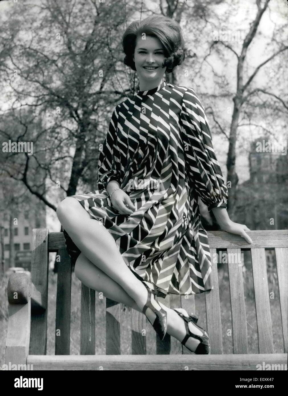 5. Mai 1967 - Miss America In London: Foto zeigt 20 Jahre der Jane Anne Jayroe, wer den begehrten Titel der "Miss America 1967'', im Bild heute im Hyde Park, London hält. Miss Jayroe, aus Laverene, Oklahoma, fliegt nach Montreal Morgen eine Tour durch Kanada zu beginnen. Stockfoto