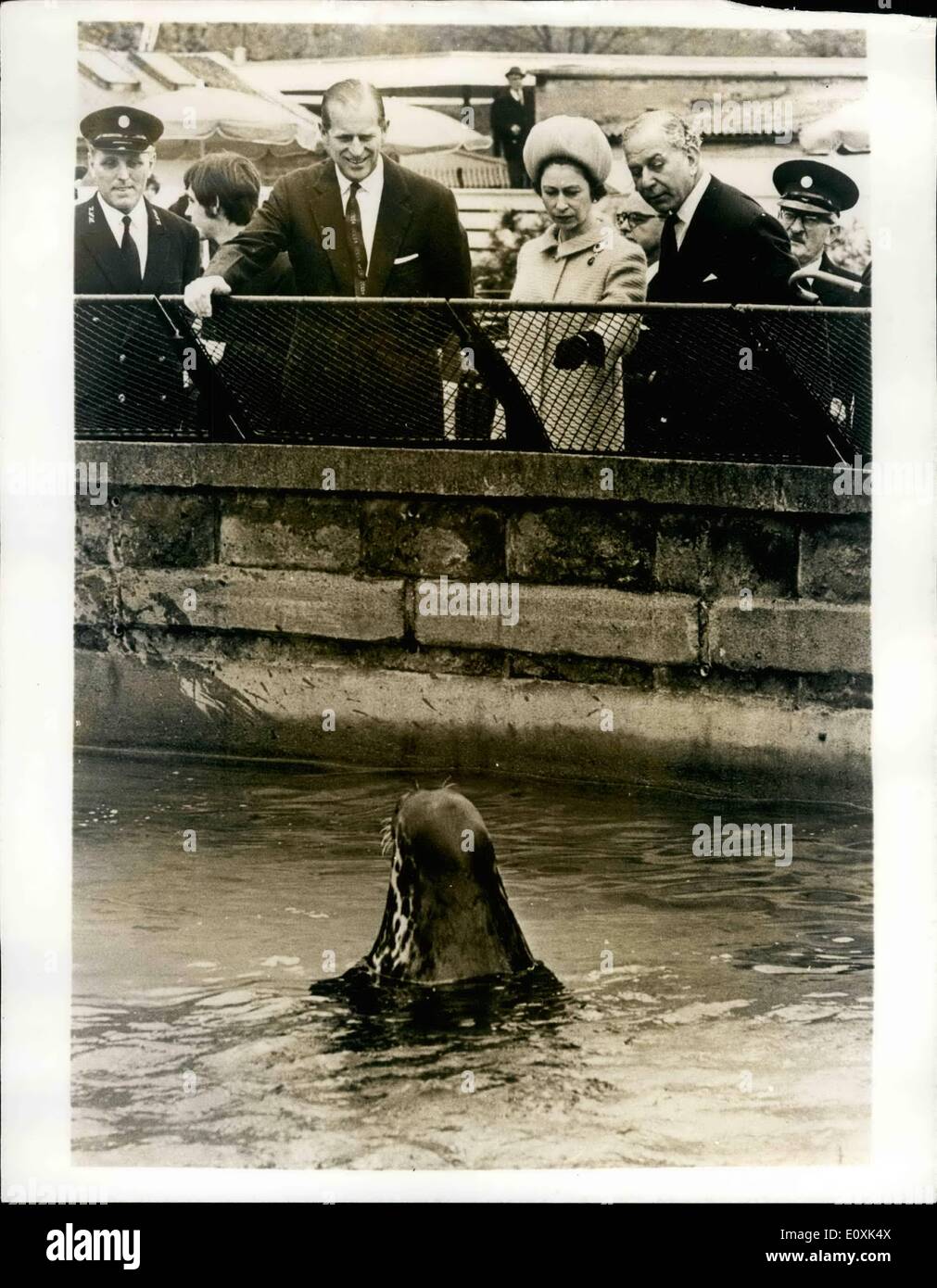 5. Mai 1967 - die Königin besucht den Zoo: H.M der Königin, der Patron der Zoological Society of London, London Zoo im Regent es Park heute besucht. Während des Besuchs ihrer Majestät, die von Prinz Philip begleitet wurde, eröffnete die neue Charles Pavilion für Säugetiere. Der Pavillon wurde zu einem Preis von 200.000, gegeben durch Mr.Clore errichtet. Foto zeigt die Queen und Prinz Philip ein Kegelrobben zu betrachten. mit der Königin ist Sir Solly Zuckerman, Sekretär der Zoological Society of London. Stockfoto