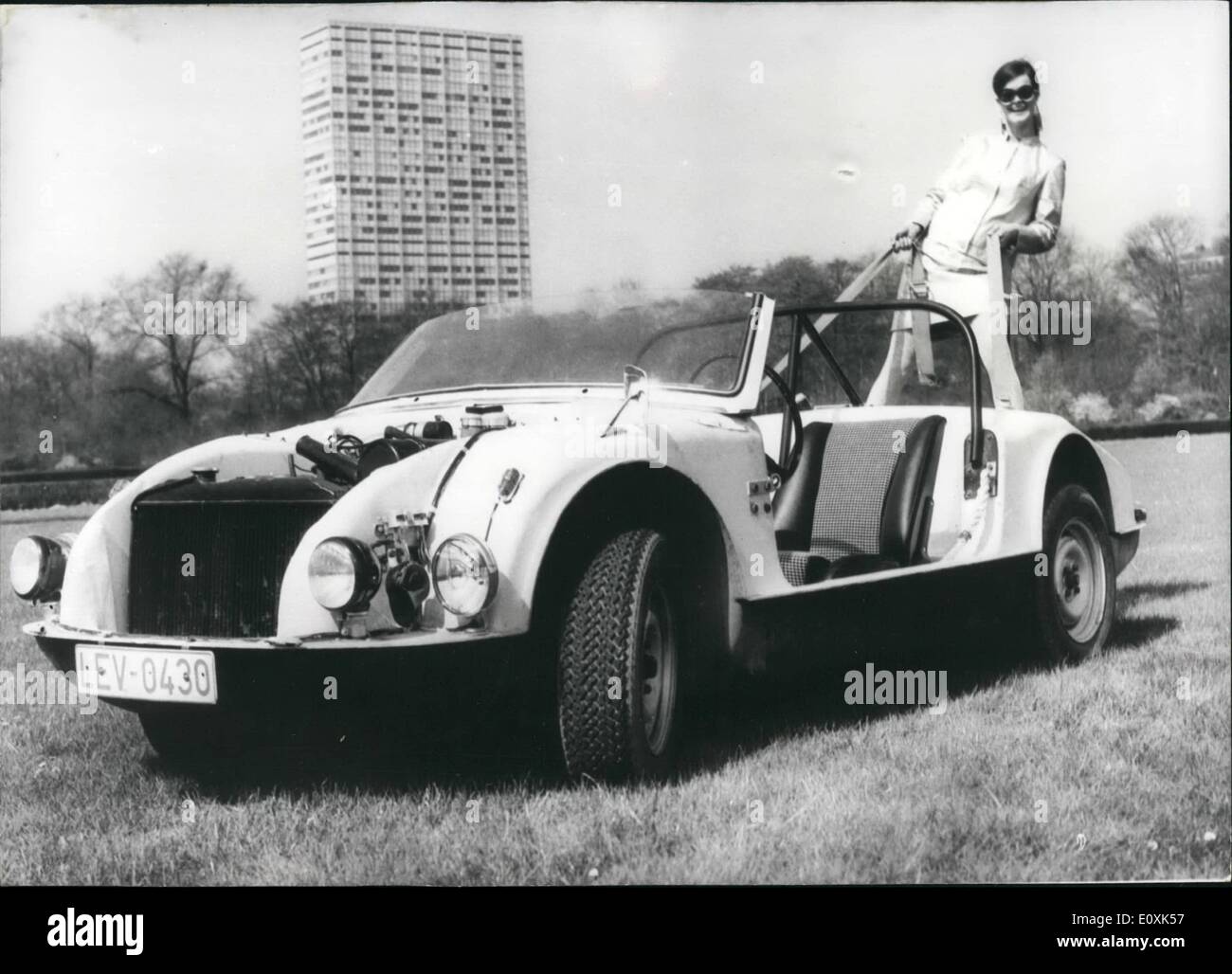 5. Mai 1967 - ein Auto mit synthetischen Chassis... wurde durch die Colourmanufactorer Bayer auf der Hannover Messe 1967 eingeführt. Es ist ein Beitrag für den Durchbruch für synthetische Chassis, die wir schon seit vielen Jahren gewartet haben. Die neue Konstruktion nennt man '' selbst tragen Boden Abschnitt von synthetischen ''. Es besteht aus einem Rumpf verstärkt durch Glassfibres gemacht von Kunststoffen, die durch harte Polyurethan verstärkt werden. Das Gewicht der ausgepackten Prototypen soll 170 Kilo gewesen sein. Foto zeigt: Die Mode von heute - das Auto von morgen Stockfoto