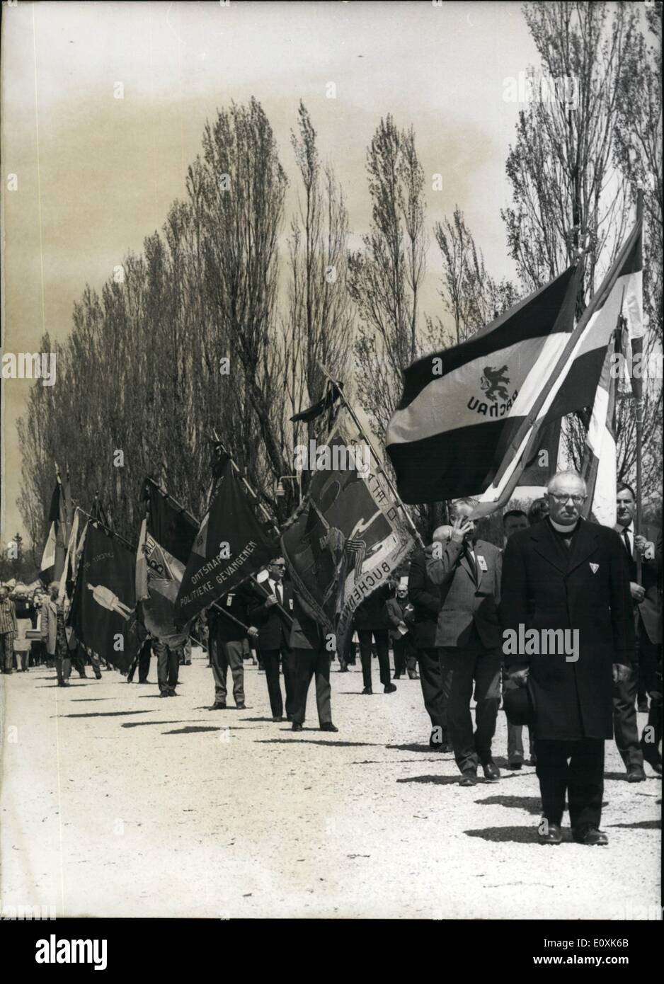 5. Mai 1967 - TheThrid-Gedenkstätte in Dachau wurde eröffnet: auf dem Boden der ehemaligen Konzentration Lager Dachau wurde am Sonntag (7. Mai) eröffnet eine jüdische Gedenkstätte als drittes Gebäude Kloster '' Mortal Fear Christus Kapelle '' und der EKD Versöhnungsgesten. Rabbiner D. Siro zündeten die ewigen Licht und eingemauert ein Dokument Stockfoto