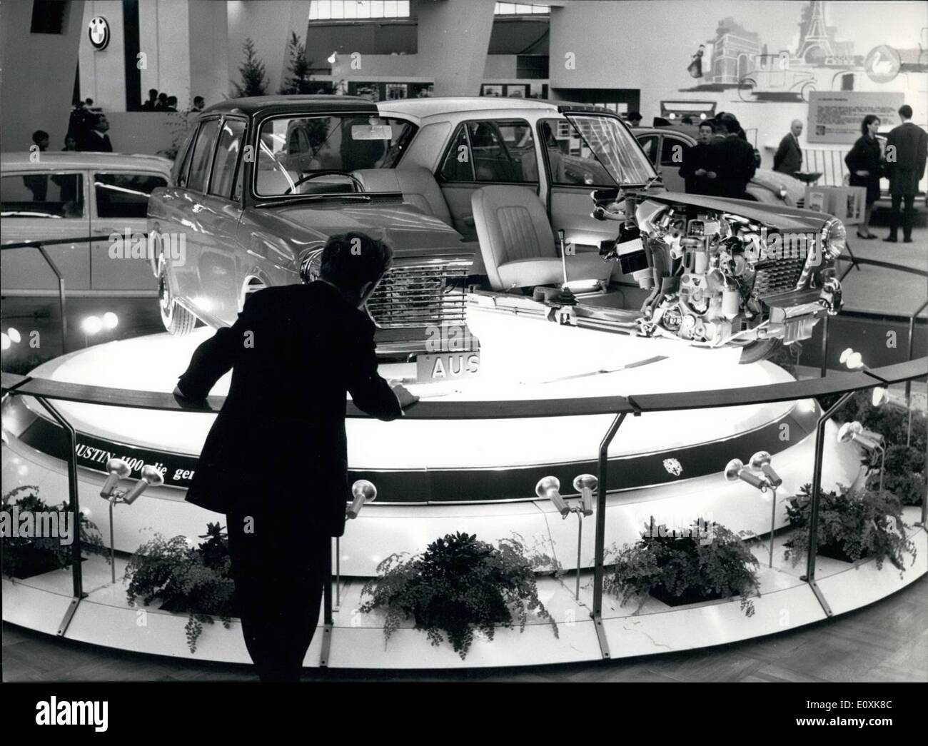3. März 1967 - ist diese interessierten Zuschauer in der Austin 1100, Blick auf Anzeige am Genfer. Es gibt ein Querschnitt so interessierte Zuschauer können den Blick auf das Innenleben des Autos. Golda Meir & Israels Delegation am 25. Jahrestag der Vereinten Nationen Stockfoto