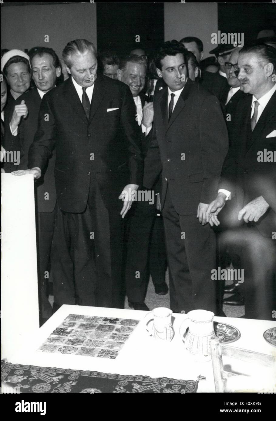 3. März 1967 - zum 19. Mal wird auf der Münchner Theresienhohe die große Show der Handel Handwerk vorgestellt: The International Craft Fair 1967, in denen 3.300 Aussteller aus 49 Ländern auf mehr Thatn 70.000 Quadratmetern Hallenfläche teilnehmen. Bundeskanzler Kurt Georg Kiesinger der Tradition seines Vorgängers Prof. Erhard hat eindrucksvoll das Handwerk Messe eingeweiht. Während des Festes sprach auch der Präsident des Zentralverband der deutschen Handel Handwerk, Senator Joseph Wild, dem Bayerischen Staatsminister für Wirtschaft Dr. Oto Schedl und der Münchner Oberbürgermeister Dr. Stockfoto