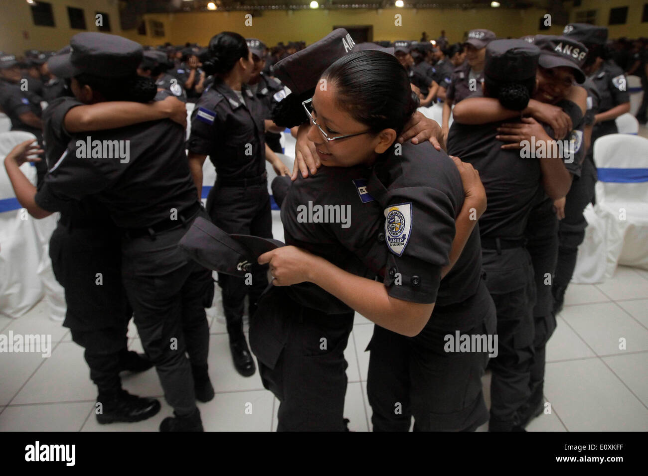 San Salvador, El Salvador. 19. Mai 2014. Öffentliche Sicherheit National Academy (Flugsicherungsorganisation, für seine Abkürzung in spanischer Sprache) Studenten, zu reagieren, während ihrer Abschlussfeier in San Salvador, der Hauptstadt von El Salvador am 19. Mai 2014. Bildnachweis: Oscar Rivera/Xinhua/Alamy Live-Nachrichten Stockfoto