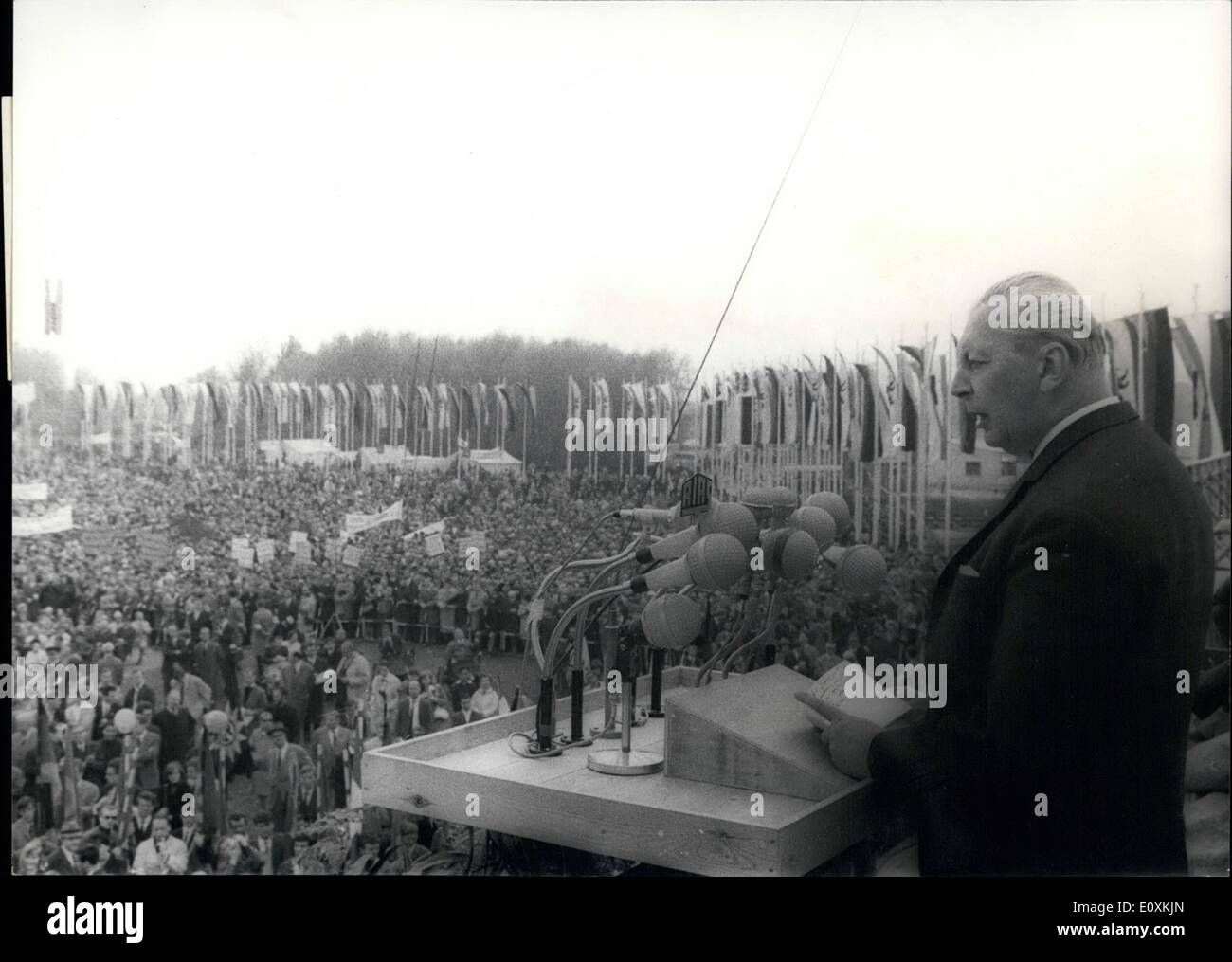 5. Mai 1967 - Mai in Westberlin: Bundeskanzler Kurt Georg Kiesinger spricht zu 250 000 o der Berliner Platz der Republik Stockfoto
