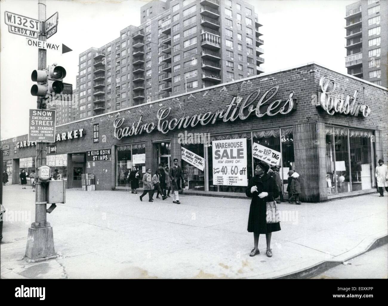 7. März 1967 - sind im Hintergrund moderne Wohnanlagen. Abgebildet ist hier an der Ecke der Lenox Avenue und 132. Straße Stockfoto