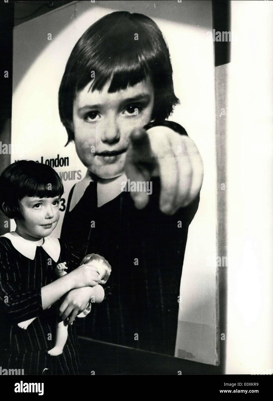 10. März 1967 - fünf Jahre altes Mädchen ist gewählt für Labour Plakat-Kampagne im GLC-Wahlen: fünf Jahre alten Ruth Haston von Paddington, für Labour Plakat-Kampagne in den Greater London Council Wahlen gewählt wurde. Ihr Bild wurde verwendet, während Künstler, ein Plakat arbeiteten zu verwenden. Dann riefen sie Bilder von anderen Mädchen. Hunderte in gegossen. Die Künstler und Experten ging in ein Wirrwarr. Als sie herauskamen, sagten sie: "Wir bleiben Ruth.'' Gestern Ruth durch das Bild, das bald in ganz London zu sehen sein wird gestellt Stockfoto