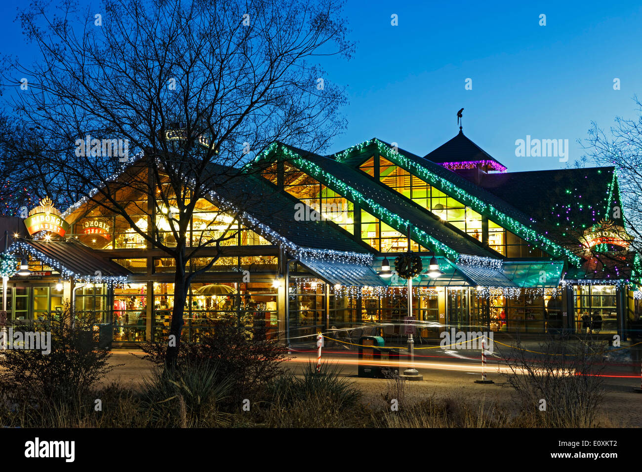 Gateway Center dekoriert mit Weihnachtsbeleuchtung für Denver Zoo Lichter, Zoo Denver, Denver, Colorado USA Stockfoto