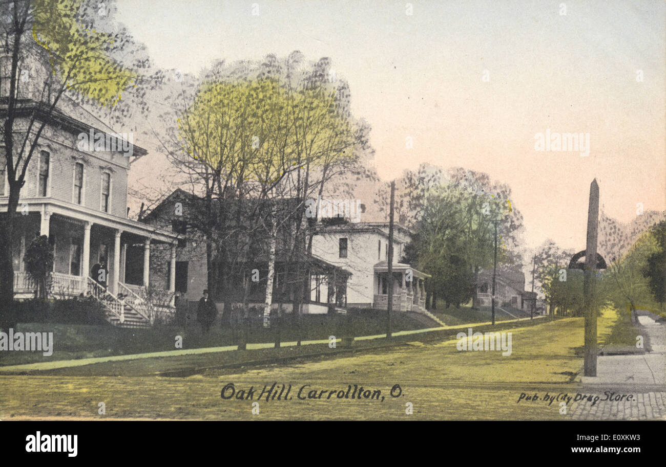Diese Vintage-Postkarte zeigt Wohnstraßen in Carrollton, Ohio, und zeigt die Architektur und das Gemeindeleben der Region des frühen 20. Jahrhunderts. Das Bild bietet einen Einblick in die Vorstadtentwicklung von Ohio. Stockfoto