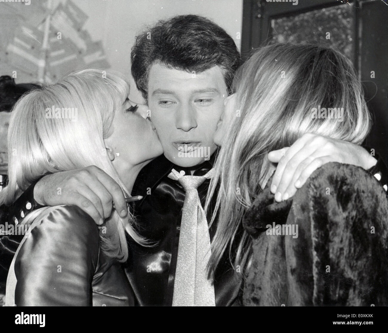 17. März 1967 ist JOHNNY HALLYDAY - Paris, Frankreich - von seiner Frau SYLVIE VARTAN (L) und FRANÇOISE HARDY bei der Premiere seiner Show auf der Olympia-Theater geküsst. Stockfoto