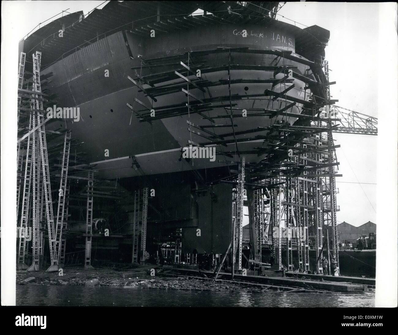 5. Mai 1967 erhält - q. 4 - Liner Ruder montiert; Der Knurrhahn Liner q. 4., bei John Brown Werft Clydebank gebaut wurde vor kurzem mit seinem Ruder 73-Ton ausgestattet. Von einer norwegischen Firma gemacht, ist es 26 ft hoch und 24 Fuß breit. Foto zeigt die Szene als die q. 4. ist mit seinem 73-Tonne-Ruder bei John Brown Werft Clydebank ausgestattet. Stockfoto