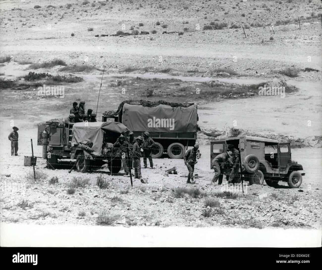 5. Mai 1967 - die Spannung in den Nahen Osten-Szenen in der Wüste Negev: Foto zeigt israelischen Soldaten sind neben ihrer Armee LKW nehmen es einfach in eine Eneampment in der Navev Wüste gesehen. Stockfoto