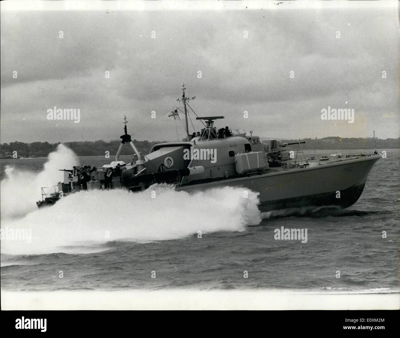 05. Mai 1967 - die Royal Malaysian Navy in Portsmouth. Die Royal Malaysian Navy Gasturbine erste Patrouille schlug Parkasa gesehen bei Geschwindigkeit vor Portsmouth gestern. Die ~800000, 50 Knoten Handwerk kann als Kanonenboot, Torpedo Boot von Minenleger zu arbeiten. Sie ist die erste von vier von Vosper für die malaysische Marine gebaut. Stockfoto