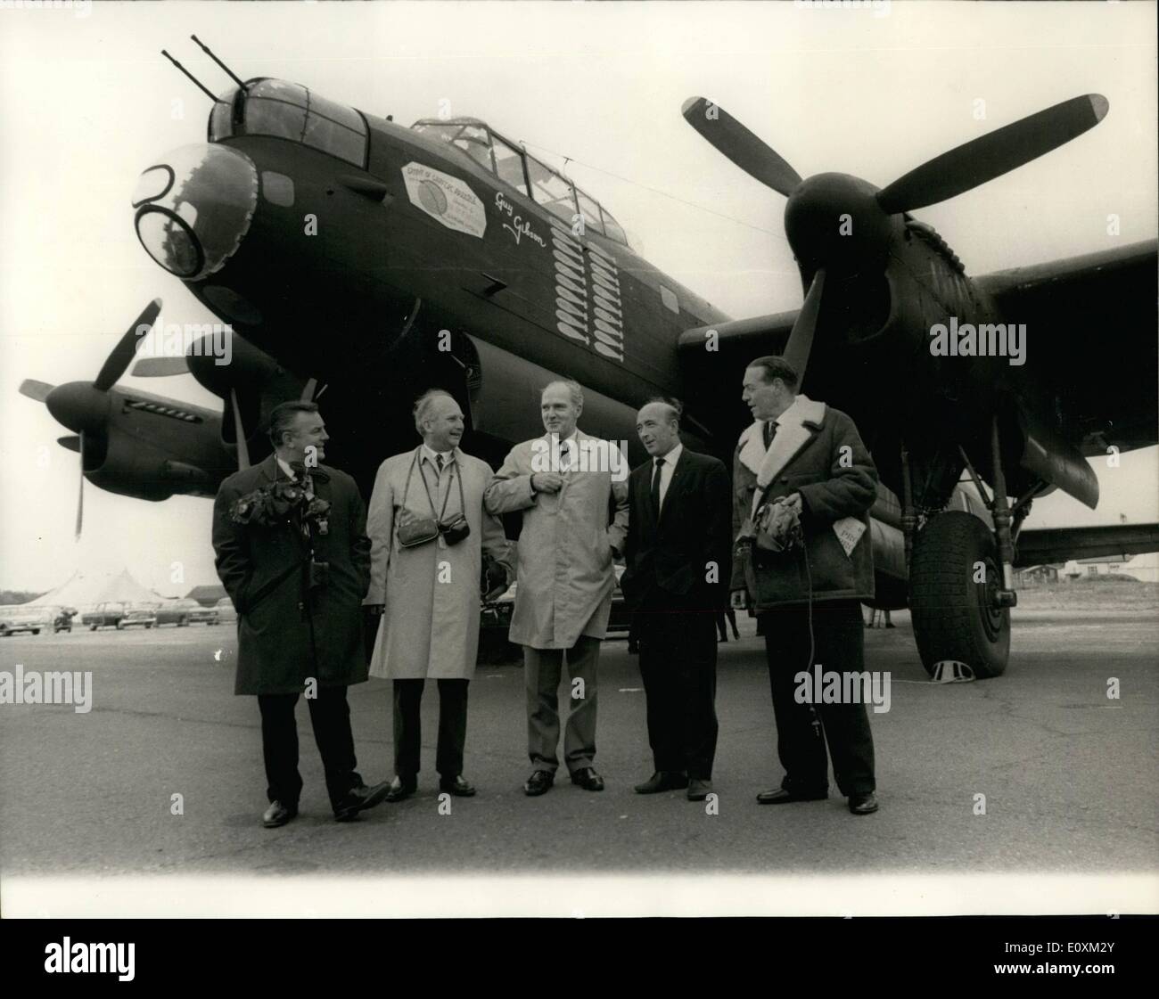 5. Mai 1967 - '' Dam Busters'' Jubiläum. Lancaster-Bomber fliegt Scampton. Ein Lancaster-Bomber in der Kriegszeit Livree der Royal Air Force Bomber Command, machte einen Festschriften Flug von Biggin Hill, Kent, nach R.A.F Station, Scampton, Lincolnshire - Haus Nr. 617 Squadron ('' The Dam Busters") - anlässlich der 24.. Jahrestag des Überfalls, die Mehne und Eder Dämme östlich der Ruhr verletzt. An Bord des Flugzeugs waren mehrere Ex-617 Geschwader Flugpersonal, die an den Raid, einschließlich Herrn G. Rise und Herr W. Townsend, dams RAID-Piloten und Herr D. Webb, ein Kanonier auf dem Raid teilgenommen Stockfoto 5. Mai 1967 - '' Dam Busters'' Jubiläum. Lancaster-Bomber fliegt Scampton. Ein Lancaster-Bomber in der Kriegszeit Livree der Royal Air Force Bomber Command, machte einen Festschriften Flug von Biggin Hill, Kent, nach R.A.F Station, Scampton, Lincolnshire - Haus Nr. 617 Squadron ('' The Dam Busters") - anlässlich der 24.. Jahrestag des Überfalls, die Mehne und Eder Dämme östlich der Ruhr verletzt. An Bord des Flugzeugs waren mehrere Ex-617 Geschwader Flugpersonal, die an den Raid, einschließlich Herrn G. Rise und Herr W. Townsend, dams RAID-Piloten und Herr D. Webb, ein Kanonier auf dem Raid teilgenommen Stockfoto