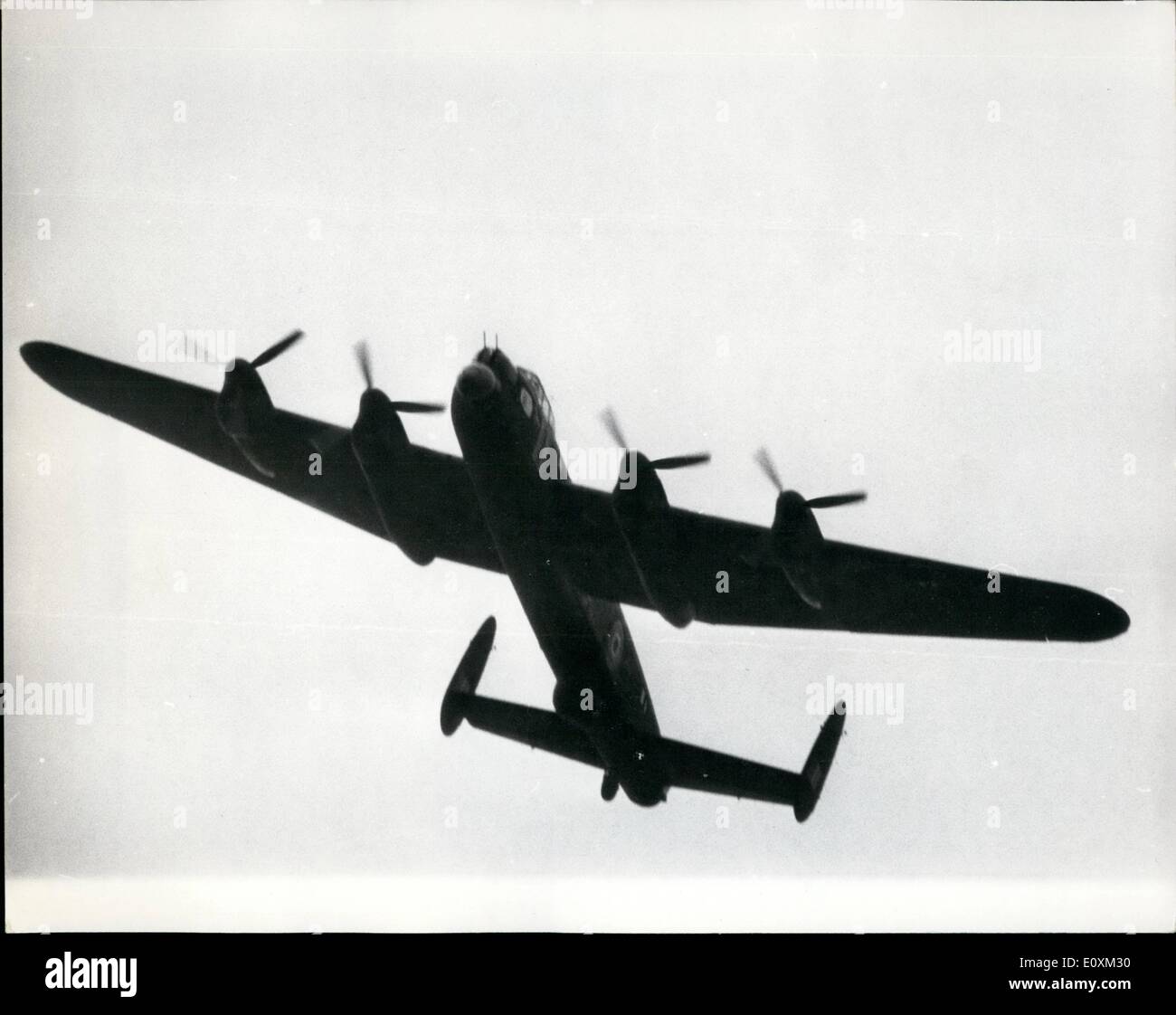 5. Mai 1967 - '' Dam Busters'' Jubiläum. Lancaster-Bomber fliegen zu Scampton. Ein Lancaster-Bomber in der Kriegszeit Livree der Royal Air Force Bomber Command, machte einen Festschriften Flug von Biggin Hill, Kent, nach R.A.F Station, Scampton, Lincolnshire - Haus Nr. 617 Squadron ('' The Dam Busters") - anlässlich der 24.. Jahrestag des Überfalls, die Mehne und Eder Dämme östlich der Ruhr verletzt. An Bord des Flugzeugs waren mehrere Ex-617 Geschwader Flugpersonal, die an den Raid, einschließlich Herrn G. Rice und Herr W. Townsend, dams RAID-Piloten, und Herr D. Webb, ein Kanonier auf dem Raid teilgenommen Stockfoto 5. Mai 1967 - '' Dam Busters'' Jubiläum. Lancaster-Bomber fliegen zu Scampton. Ein Lancaster-Bomber in der Kriegszeit Livree der Royal Air Force Bomber Command, machte einen Festschriften Flug von Biggin Hill, Kent, nach R.A.F Station, Scampton, Lincolnshire - Haus Nr. 617 Squadron ('' The Dam Busters") - anlässlich der 24.. Jahrestag des Überfalls, die Mehne und Eder Dämme östlich der Ruhr verletzt. An Bord des Flugzeugs waren mehrere Ex-617 Geschwader Flugpersonal, die an den Raid, einschließlich Herrn G. Rice und Herr W. Townsend, dams RAID-Piloten, und Herr D. Webb, ein Kanonier auf dem Raid teilgenommen Stockfoto