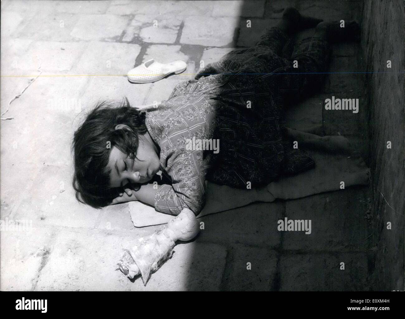 10. Mai 1967 - waren hochsommerlichen Temperaturen von über 30 Grad Celsius im Iran berichtet. Die Hitze machte dieses kleine Mädchen müde und sie lag im Schatten der Hausfassade zu schlafen. Natürlich fing die Sonne schließlich, wie unser Foto zeigt. Stockfoto