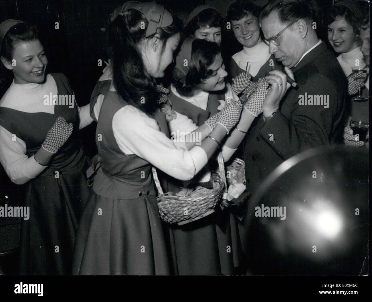 4. April 1967 - Blumen für die deutschen: den Niederlanden litten sehr ernst von den deutschen während des Krieges. Die Holländer es in der Tat vergessen Sie nicht, die 10 Jahre, durch vergangen sind. Jetzt kämpfen die Behörden diese Antipathie Organisting eine '' Godd-Willen-Reise"durch Deutschland. 25 Dutsh jungen und Mädchen sind in 4 großen deutschen Städten - Umgang mit mehr als 20,000 Blumen an den ehemaligen Feinden unterwegs. Das Foto zeigt die Stadt Bürgermeister von Bonn, Busen (Busen) begrüßt die Delegation brachte ihm schöne Blumen. Stockfoto