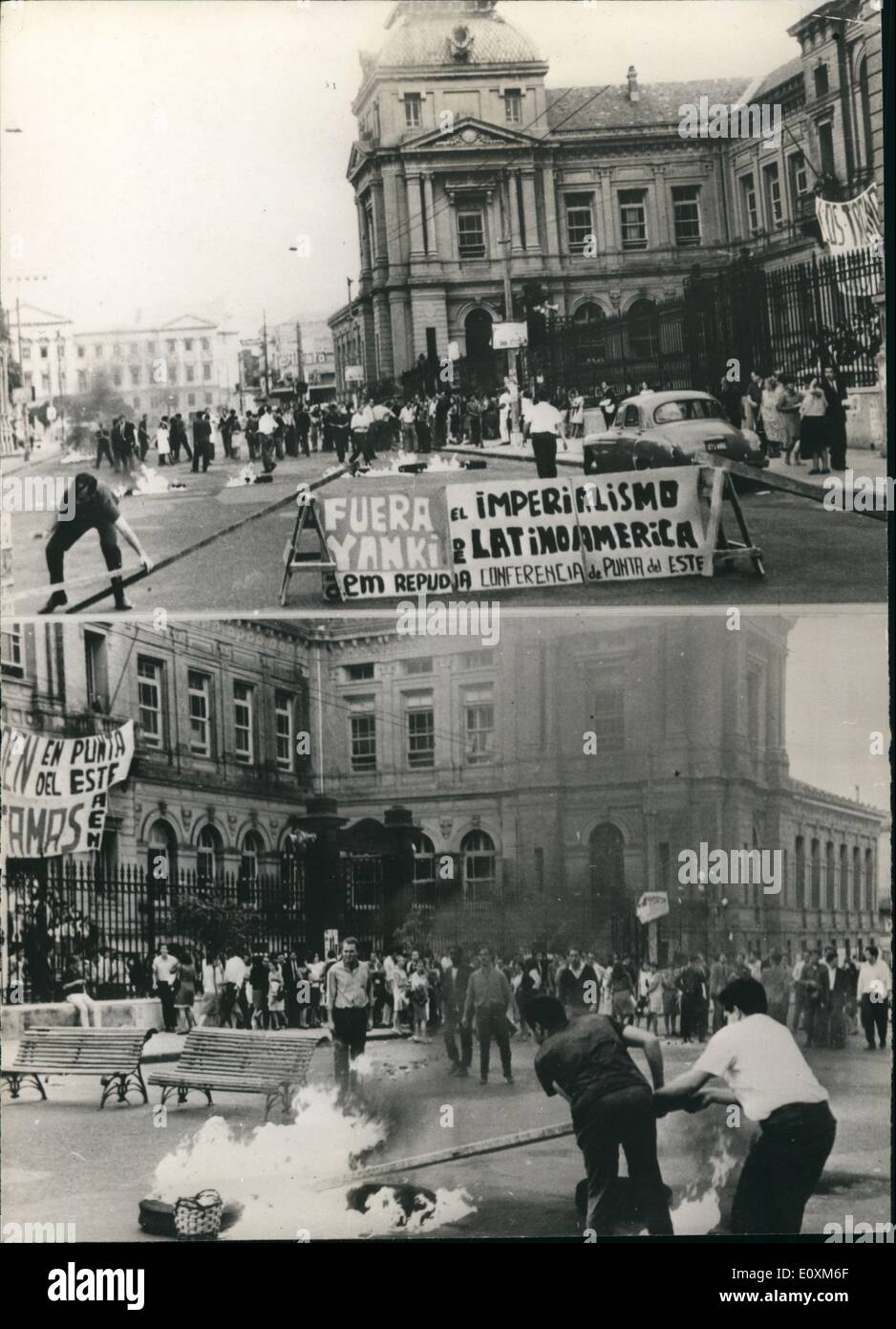 4. April 1967 - Empörung von den Menschen In Montevideo (Uruguay): Die Straßen der uruguayischen Hauptstadt waren Schauplatz von zahlreichen Demonstrationen gegen das Treffen der hemisphärischen Präsidenten, die kam vor kurzem zu Ende bei Punta del est. Die Studenten verbrannten Golfplatzdesigner Fahnen und die Universitätsgebäude mit riesige Schilder zeigen ihren Protest, trotz der offiziellen Unterdrückung bedeckt. Stockfoto