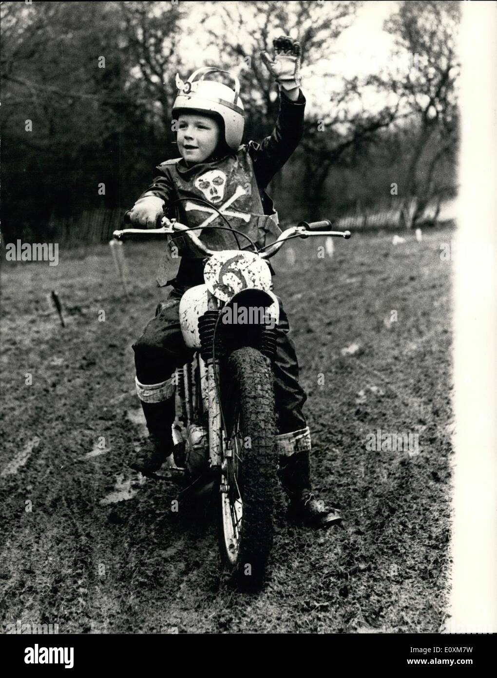 4. April 1967 - 7 jährige Geschwindigkeit König brüllt rund um die Strecke bei jungen Motorradfahrer treffen auf Breadnurst Kent; Sieben Jahre alten Keir Doe Wer eine Miniatur 50 cc reitet, angetrieben von einem kleinen japanischen Motor gebaut von seinem Vater 30 Jahre alte Kfz-Mechaniker Edward Doe von Camberley, Surrey. Die jungen Reiter (Motorradfahrer) Sporting Verein treffen bei Breadhurst, Kent heute teilgenommen. Das große Rennen war heute von acht Jahre alten Gary Krown gewonnen, und gewann den silbernen Helm. Keir Doe kam in Weel über das Feld im Finale Stockfoto