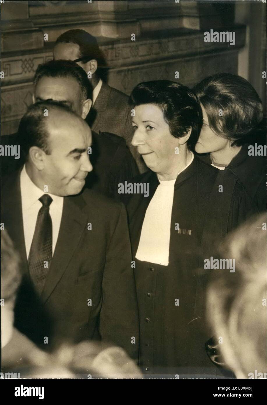 4. April 1967 - nahm BEN BARKA Fall Studie: Die BEN BARKA Fall Studie fortgesetzt in PARIS Gerichte heute. OPS: ABDELKADER BEN BARKA, BRUDER DES ENTFÜHRTEN MAROKKANISCHEN OPPOSITIONSFÜHRERS, IM BILD MIT SEINER ANWÄLTE. Stockfoto