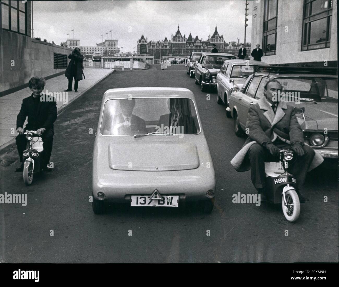 4. April 1967 - eine Demonstration von Elektrofahrzeugen in London: eine Demonstration von Elektrofahrzeugen, organisiert vom Institut der Elektroingenieure, fand gestern Abend an der Shell-Center in London statt. Foto zeigt einen Prototyp Elektroauto von Tube Investments hat eine Reichweite von 50 Meilen auf einer Akku-Ladung mit einer Durchschnittsgeschwindigkeit von 25 mph zusammen mit zwei Winn-City-Bikes, demonstriert wird, die mit zwei 6-Volt-Batterien betrieben werden. Stockfoto