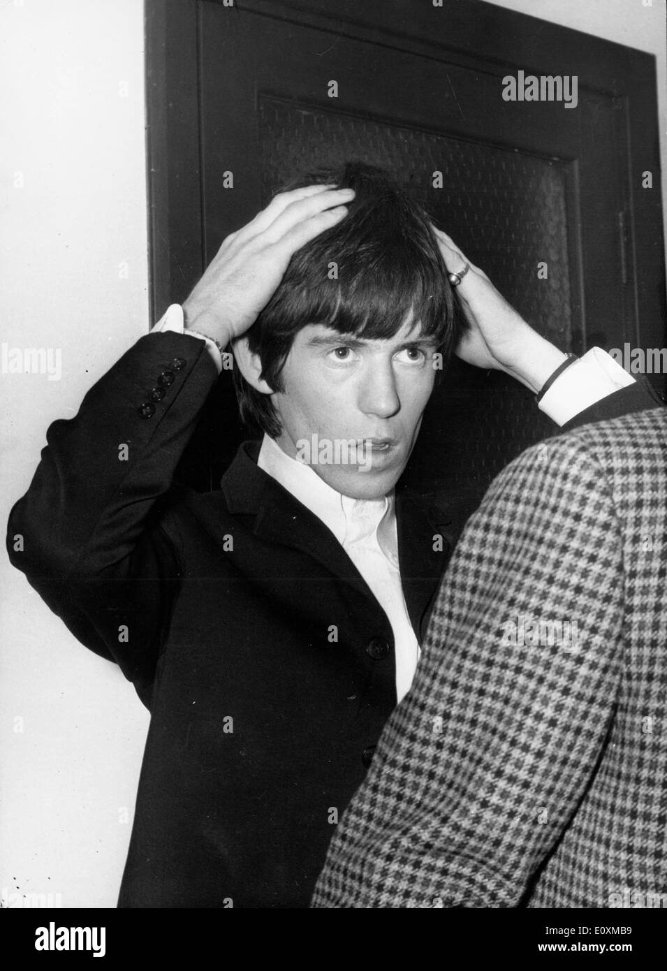 Der Rolling Stones-Gitarrist Keith Richards Befestigung sein Haar Stockfoto