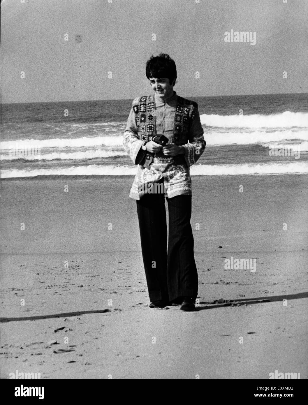 Die Beatles Paul McCartney Spaziergänge am Strand Stockfoto