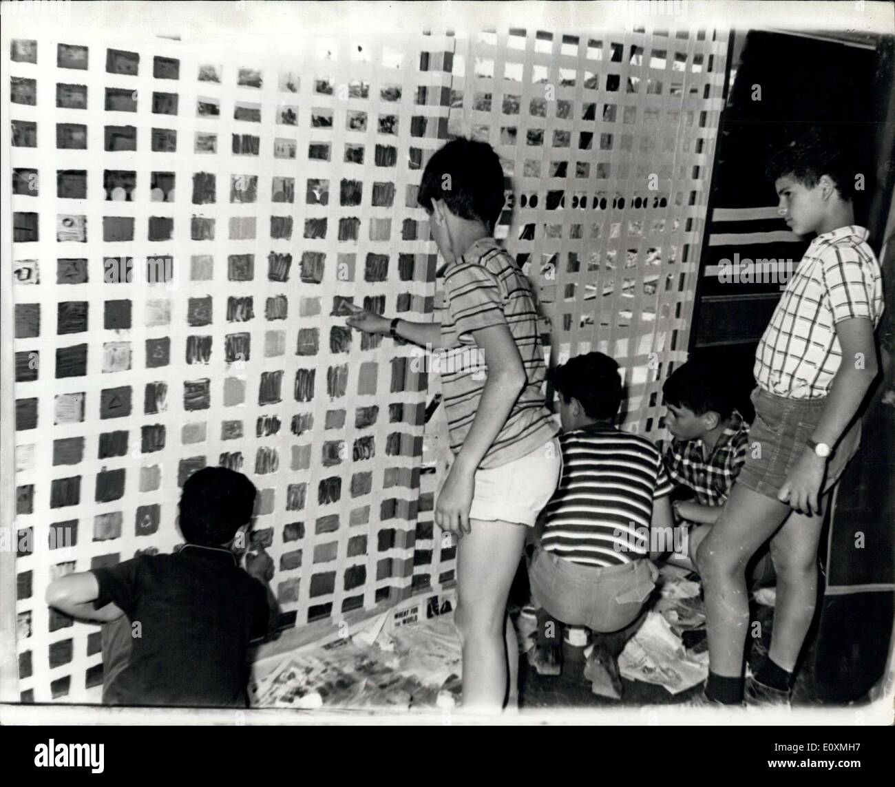 5. Juni 1967 - Kinder In Israel Museum schmücken Anti-Explosion Protection: Mitarbeiter des Israel Museums wenden, Fenster in das Gebäude, als Schutz gegen mögliche Explosion Schäden an Insassen bei Luftangriffen Streifen des Tuches. Windows in einem Flur zum Museum Jugendorganisation gehörten zu den ersten, so behandelt zu werden. Die Kinder, die täglich nach Kunstunterricht kommen nach der Schule, sah das unansehnliche Chaos an den Fenstern, und fragte, es aufräumen zu dürfen Stockfoto