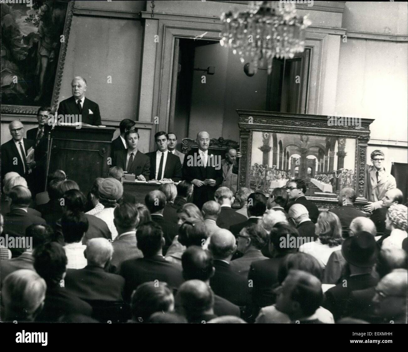 06. Jun. 1967 - wichtige alte Meister aus der Sammlung Watney bei Christie's Botticelli verkauft für &Pfund;100,000 : 39 Bilder aus der Sammlung Watney, die heute bei Christie's verkauft wurden, sind Teil einer der bedeutendsten und am wenigsten bekannten Sammlungen in England. Die Sammlung wurde über einen Zeitraum von 30 Jahren ab 1880 von Herrn Venon Watney, ein Mitglied der berühmten Brewing Familie, zusammen mit seiner Frau, Lady Margaret Watney, für ihr Haus in Cornbury Park, Charlbury, in der Nähe von oxford Stockfoto