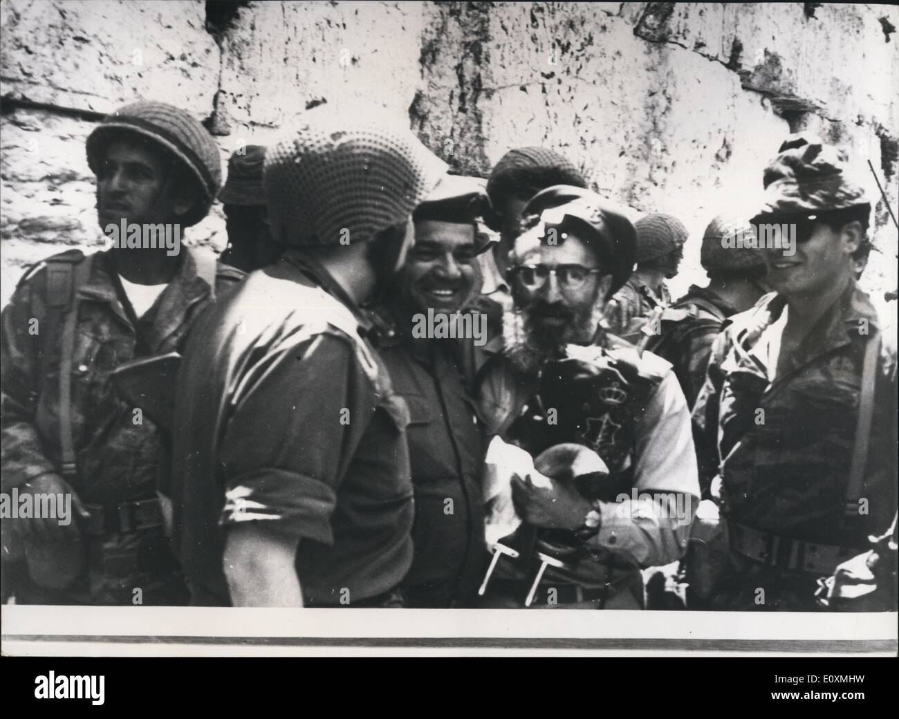 6. Juni 1967 - Krieg im Nahen Osten: Foto zeigt The Chief Chaplin von Israel Armeegeneral Goren, gesehen Ohrring der ersten Heiligen Sroll an der Klagemauer in der Jerusalemer Altstadt nachdem sie am Mittwoch eingenommen hatte. Stockfoto