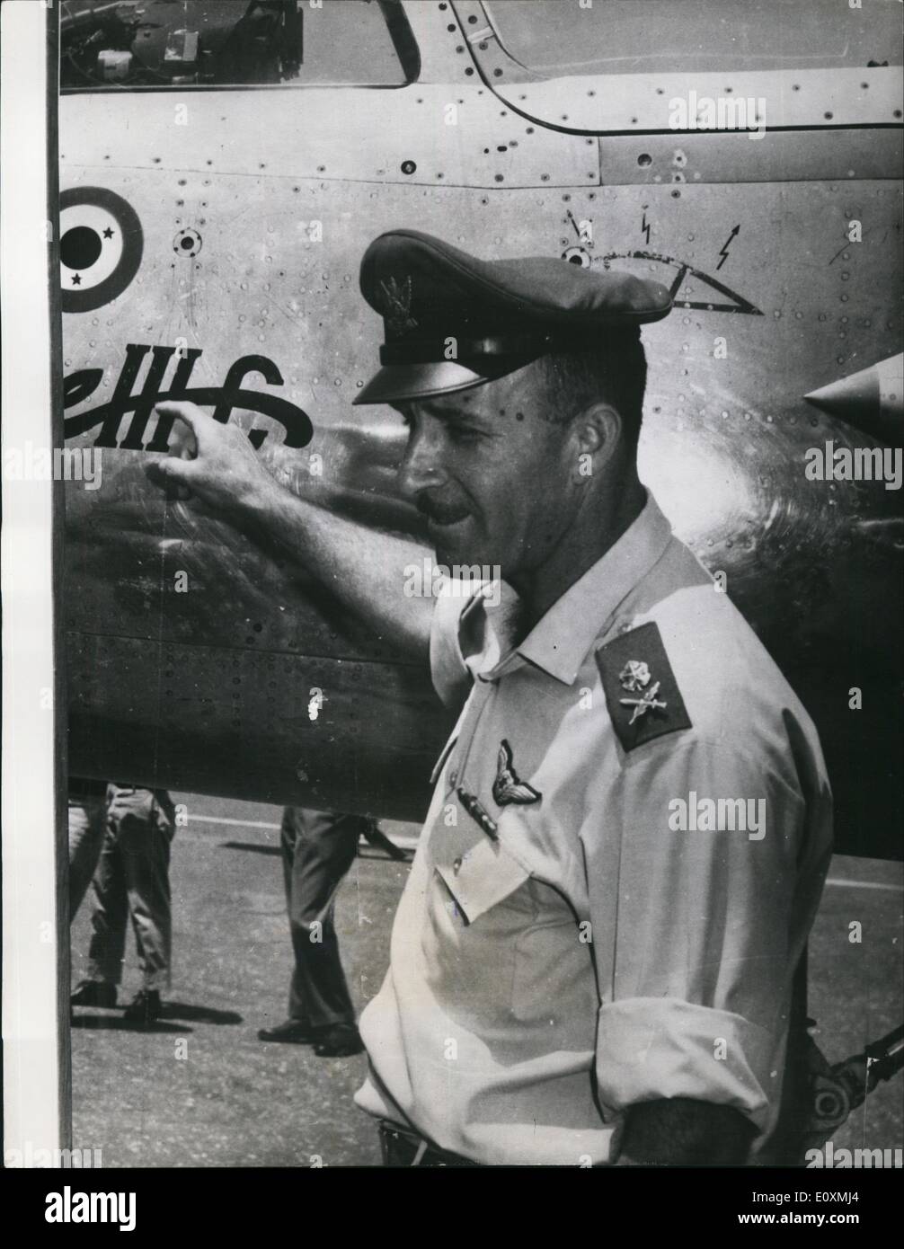 6. Juni 1967 - Krieg im Nahen Osten: Foto zeigt Brig-General Mordeehai Hod, Kommandeur der israelischen Luft zu zwingen, die innerhalb von drei Stunden den Beginn des Krieges die ägyptische Luftstreitkräfte außer Gefecht gesetzt hatte. Stockfoto