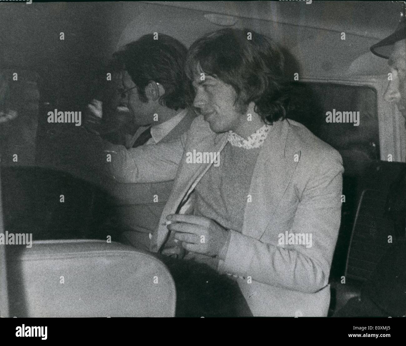 6. Juni 1967 - Mick Jagger und Keith Richard von den Rolling Stones erhalten Haftstrafen verurteilt: die £ 1 Million eine Jahr Karriere der Rolling Stones kam es ist eine vorübergehende Aussetzung bei Chichester gestern, wenn eine Jury aus 11 Männer und eine Frau gefunden Keith Richard, führende Gitarrist, fand schuldig, woraufhin seine Bauernhaus, Redlands, West Wittering, Sussex, für Rauchen indischer Hanf verwendet werden. Mick Jagger, der Lead-Sänger einer Straftat schuldig gemacht an denen nach einem Jahr Drogen fand. Richard wurde geschickt, um für ein Jahr und Jagger für drei Monate ins Gefängnis Stockfoto