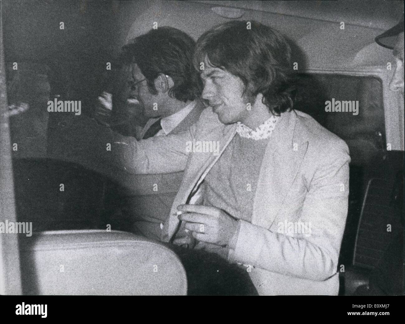 6. Juni 1967 - Mick Jagger und Keith Richard von den Rolling Stones erhalten Haftstrafen verurteilt: Die £ 1 Million kam eine Jahr Karriere der Rolling Stones zum vorübergehenden Stillstand bei Chichester gestern, wenn eine Jury aus 11 Männer und eine Frau gefunden Keith Richard, führende Gitarrist, schönem seines Bauernhauses, Redlands, West Wittering, Sussex, verwendet werden, für das Räuchern von indischem Hanf schuldig war. Mick Jagger, der Lead-Sänger, wurde eine Straftat, die mit Drogen schuldig. Richard wurde geschickt, um für ein Jahr und Jagger für drei Monate ins Gefängnis Stockfoto