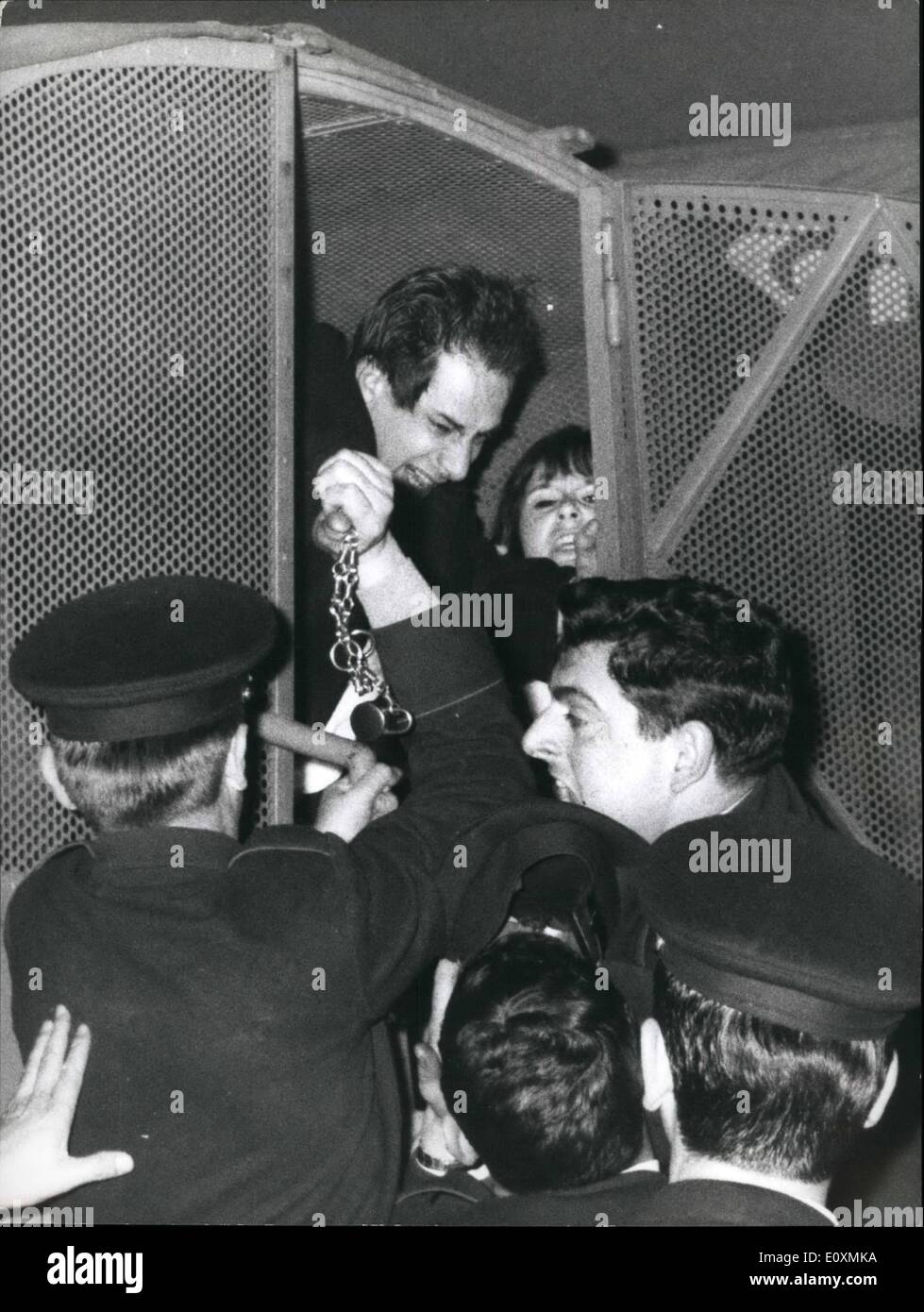 4. April 1967 - ANTIAMERIKANISCHE DEMONSTRATION. RomeÃ ¢ Â'¬â "¢ s Stadtzentrum war blockiert für zwei Stunden dieser Nacht von einem Anti-Humphrey Stockfoto